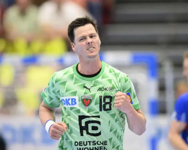 Hans Lindberg, zawodnik Füchse Berlin, w zielonej koszulce z numerem 18, cieszy się z udanej akcji.