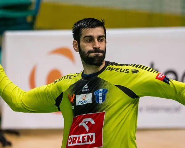 Rodrigo Corrales, bramkarz Wisły Płock, rzuca piłkę ręczną.