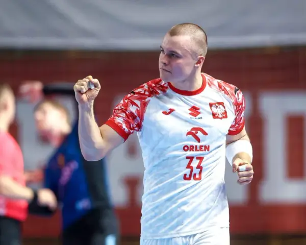 Jakub Szyszko, zawodnik z numerem 33 na koszulce, świętuje zdobycie punktu.