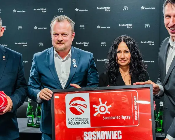 Grzegorz Mentel z partnerami prezentuje piłkę i planszę z logo Mistrzostw Świata U21 w Piłce Ręcznej 2025 w Sosnowcu.