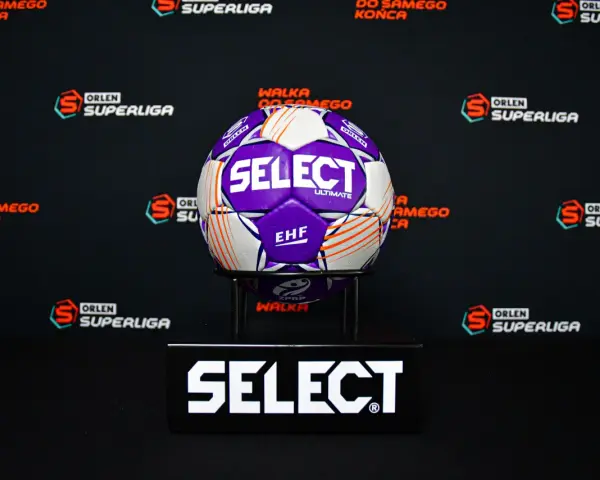 Piłka do piłki ręcznej Select Ultimate na tle logotypów ORLEN Superliga. Gotowa do walki do samego końca!