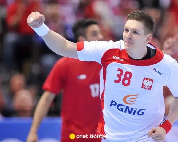Łukasz Gierak, numer 38, w białej koszulce z orłem, świętuje zdobycie punktu.