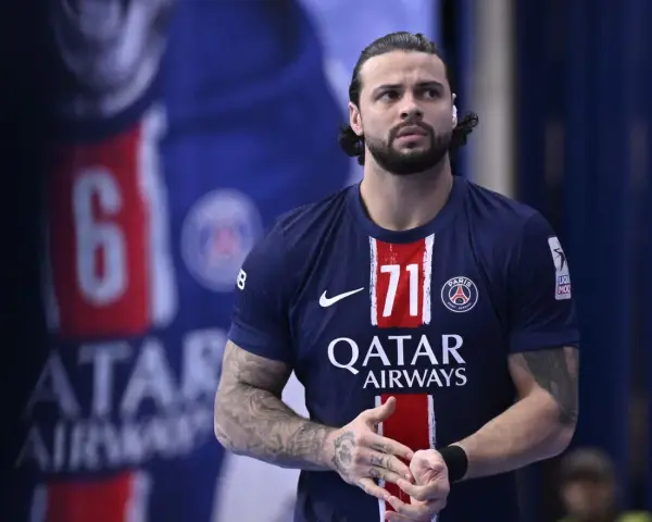 Elohim Prandi, zawodnik PSG, w koszulce z numerem 71, z tatuażami na ramionach.