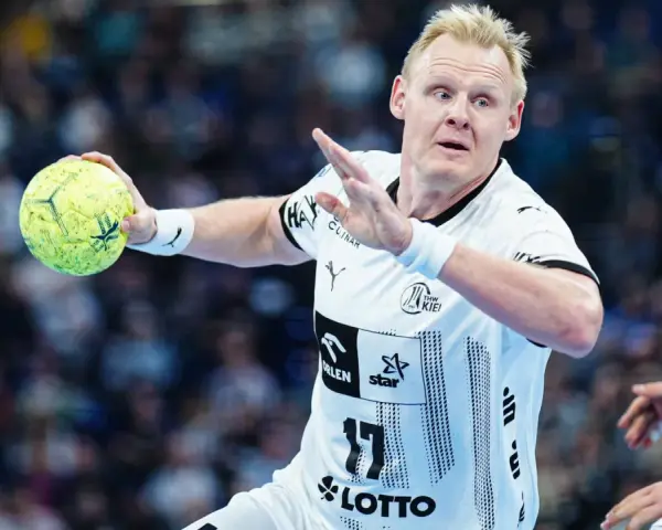 Patrick Wiencek w akcji, z piłką w ręku, gotowy do rzutu.
