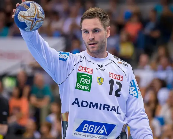 Andreas Palicka, bramkarz z piłką w ręku, gotowy do rzutu.