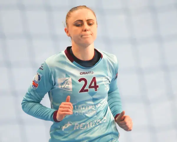 Adrianna Płaczek w akcji, z numerem 24 na koszulce, biegnie po boisku.