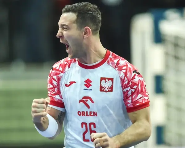 Krajewski w akcji, radość po zdobyciu bramki w meczu piłki ręcznej. Duma z orzełka na piersi.