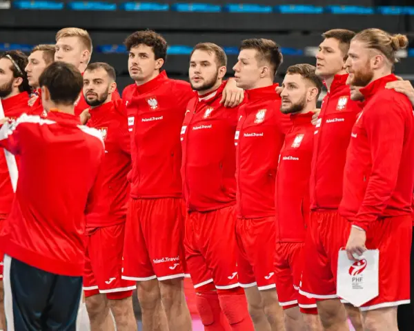 Drużyna piłki ręcznej Polski w czerwonych strojach, gotowa do meczu z Norwegią.