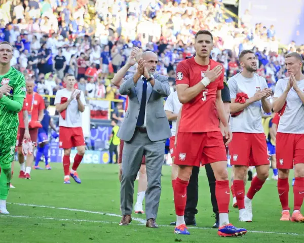 Piłkarze reprezentacji Polski po losowaniu mistrzostw Europy, w geście szacunku dla kibiców, klaszczą na murawie.