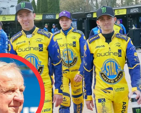 Trzech zawodników w żółto-niebieskich kevlarach, gotowych do startu w **superlidze mężczyzn**. W tle widać zaplecze toru żużlowego.