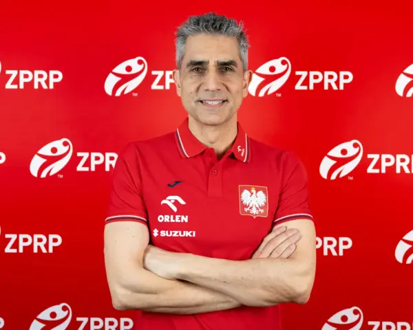 Trenerzy reprezentacji Polski w piłce ręcznej, w tym nowy selekcjoner, pozują na tle czerwonej ściany z logo ZPRP.