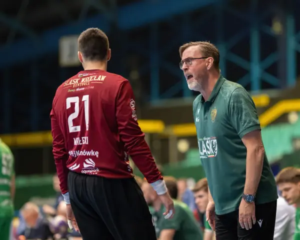 Patrik Liljestrand, trener Śląska Wrocław, udziela wskazówek zawodnikowi z numerem 21.