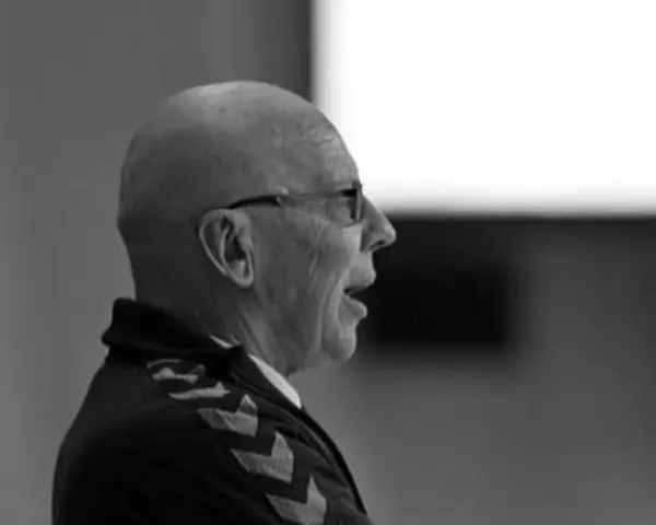 Edward Jankowski, starszy mężczyzna w okularach, mówi z otwartymi ustami.