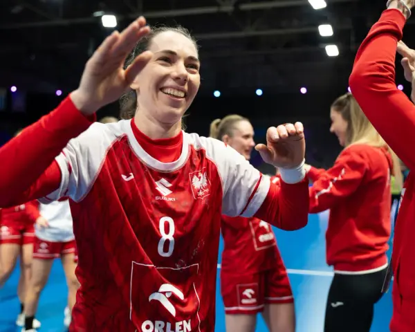 Radosna zawodniczka w koszulce z numerem 8 świętuje sukces w finale piłki ręcznej.