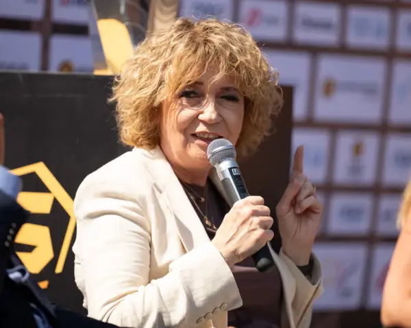 Hanna Targowicka-Kozłowska z mikrofonem, gestykuluje podczas panelu.