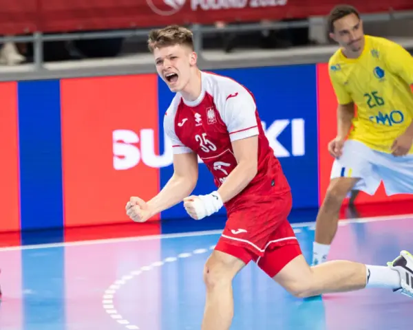 Radosny Bartosz Polak w czerwonej koszulce z numerem 35 świętuje zdobycie bramki.