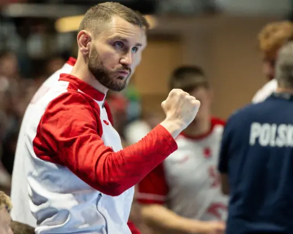 Michał Daszek, z zaciętą miną i zaciśniętą pięścią, kibicuje swojej drużynie.
