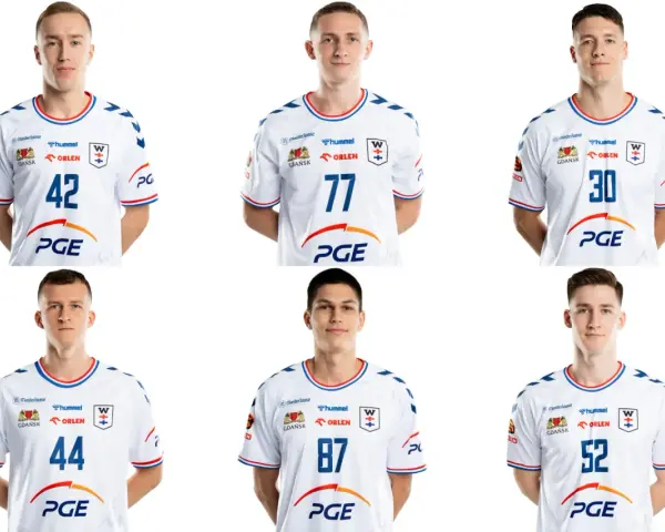 Sześciu zawodników w białych koszulkach z numerami 42, 77, 30, 44, 87, 52. Jakub Skrzyniarz mógłby być jednym z nich.