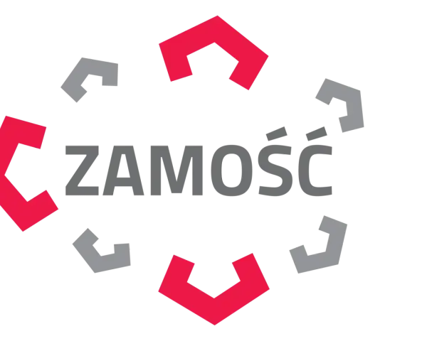 Logo z napisem ZAMOŚĆ otoczone geometrycznymi kształtami w kolorach czerwonym i szarym.