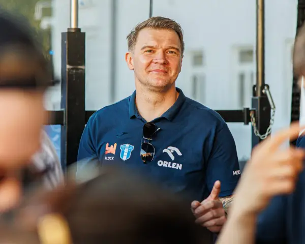 Uśmiechnięty Dawid Nilsson w granatowej koszulce z logo ORLEN i Wisły Płock.