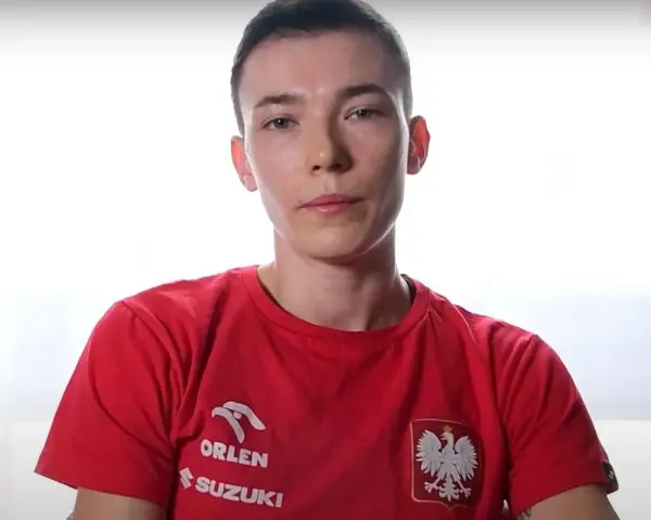 Młoda kobieta, Magda Balsam, w czerwonej koszulce z orłem i logiem Orlen.
