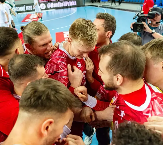 Piłkarze ręczni w czerwonych strojach świętują zwycięstwo. Emocje po meczu, a gdzieś w tle czeka mistrzostwa świata w piłce ręcznej terminarz.