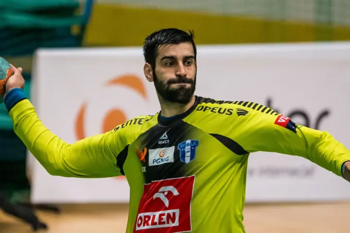 Rodrigo Corrales, bramkarz Wisły Płock, rzuca piłkę ręczną.