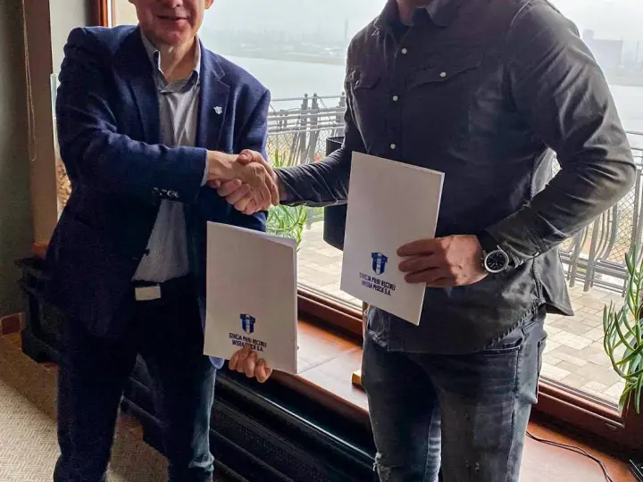 Mirsad Terzić i partnerzy podpisują dokumenty. Uściski dłoni i białe teczki z logo klubu.