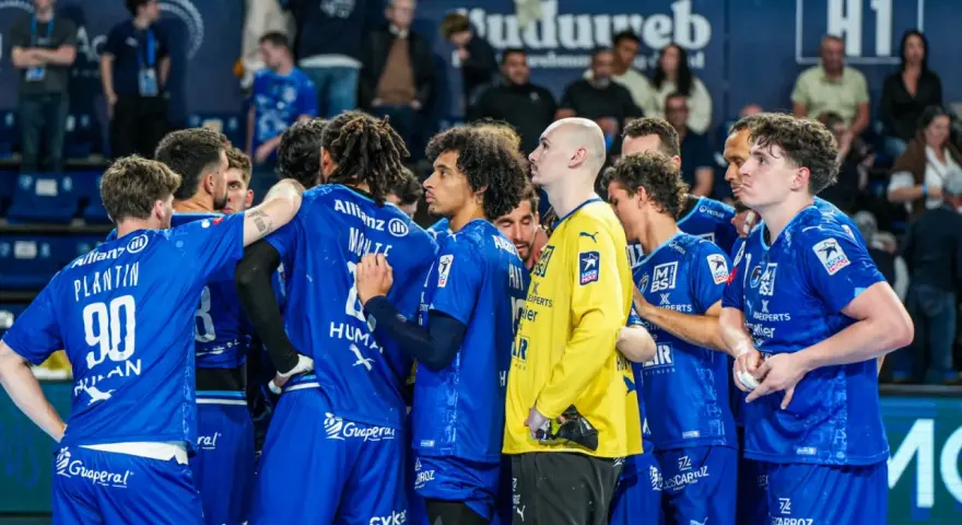 Drużyna Montpellier Handball w niebieskich strojach, skupiona przed meczem.