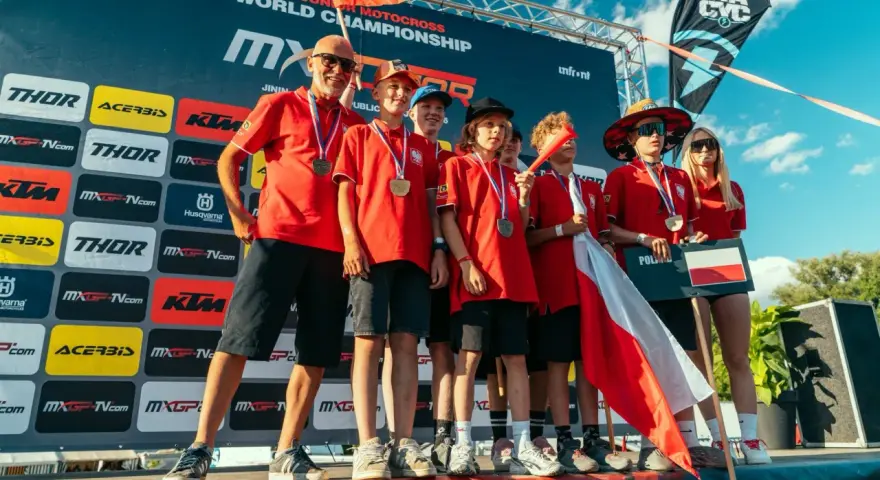 Bartosz Andrzejewski z młodymi motocyklistami na podium FIM Junior Motocross World Championship.