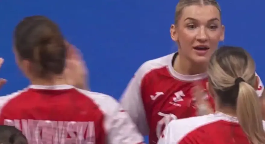Piłkarki ręczne Polska Argentyna świętują zwycięstwo. Zawodniczki w biało-czerwonych strojach cieszą się z udanej akcji.