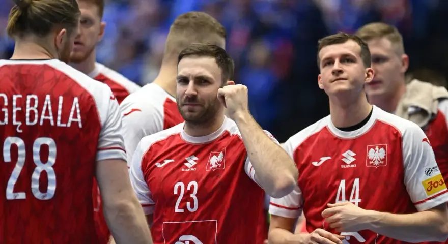 Piłkarze ręczni reprezentacji Polski w czerwonych strojach z orłem na piersi, gotowi do meczu z Włochami.
