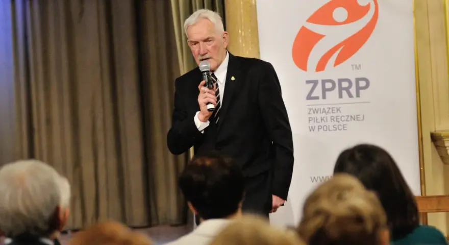 Zygfryd Kuchta przemawia do publiczności na tle banera ZPRP.