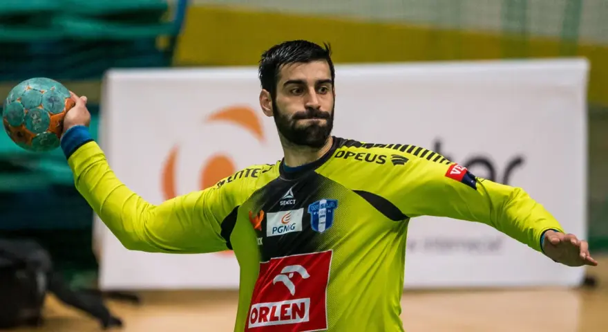 Rodrigo Corrales, bramkarz Wisły Płock, rzuca piłkę ręczną.