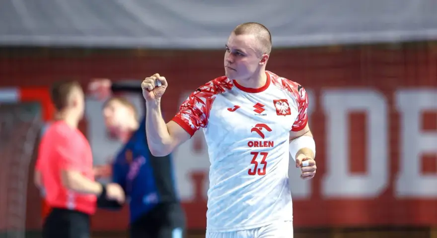 Jakub Szyszko, zawodnik z numerem 33 na koszulce, świętuje zdobycie punktu.