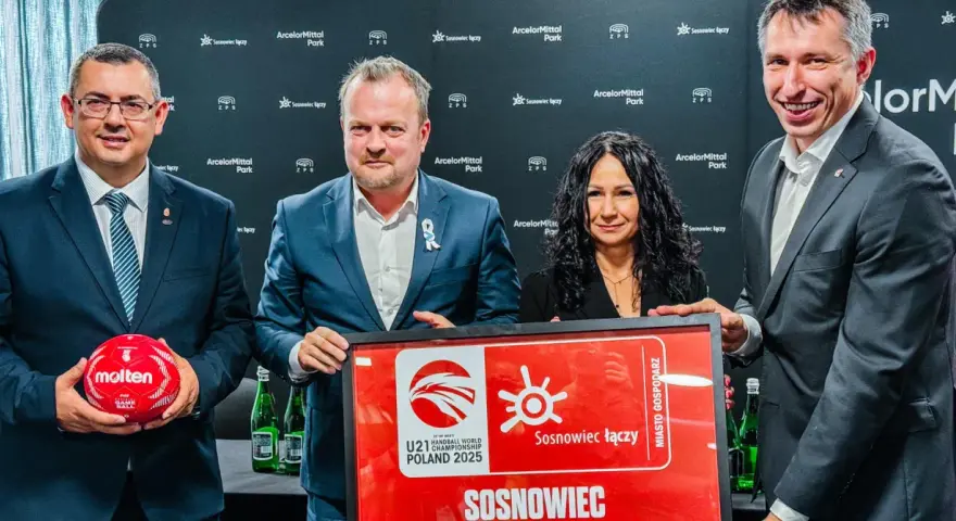 Grzegorz Mentel z partnerami prezentuje piłkę i planszę z logo Mistrzostw Świata U21 w Piłce Ręcznej 2025 w Sosnowcu.