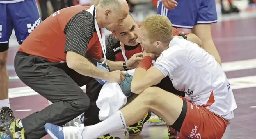 Sztab medyczny udziela pomocy zawodnikowi podczas meczu piłka ręczna Katowice.