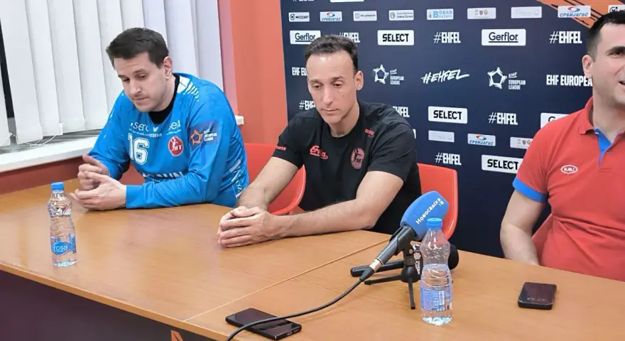 Roberto Garcia i jego koledzy siedzą przy stole, gotowi do konferencji prasowej.