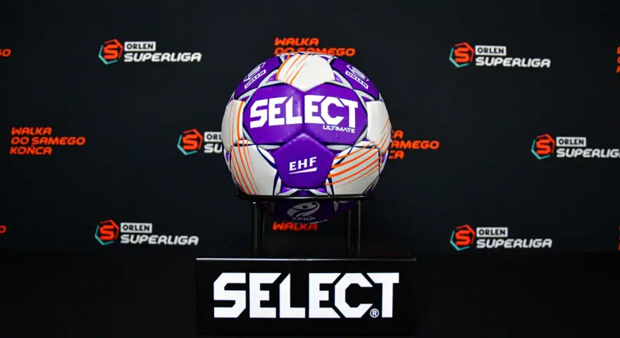 Piłka do piłki ręcznej Select Ultimate na tle logotypów ORLEN Superliga. Gotowa do walki do samego końca!
