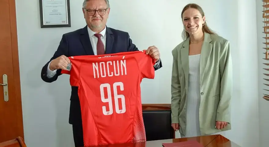 Dagmara Nocuń z dumą prezentuje koszulkę z numerem 96, symbolizującą jej sportowe osiągnięcia.