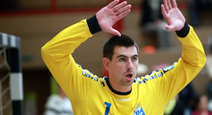 Bramkarz Marin Sego w żółtej koszulce z numerem 7 broni bramki.