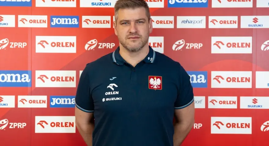 Mężczyzna w koszulce z orłem, podobny do Julena Aginagalde, stoi na tle ścianki z logotypami sponsorów, m.in. ORLEN.
