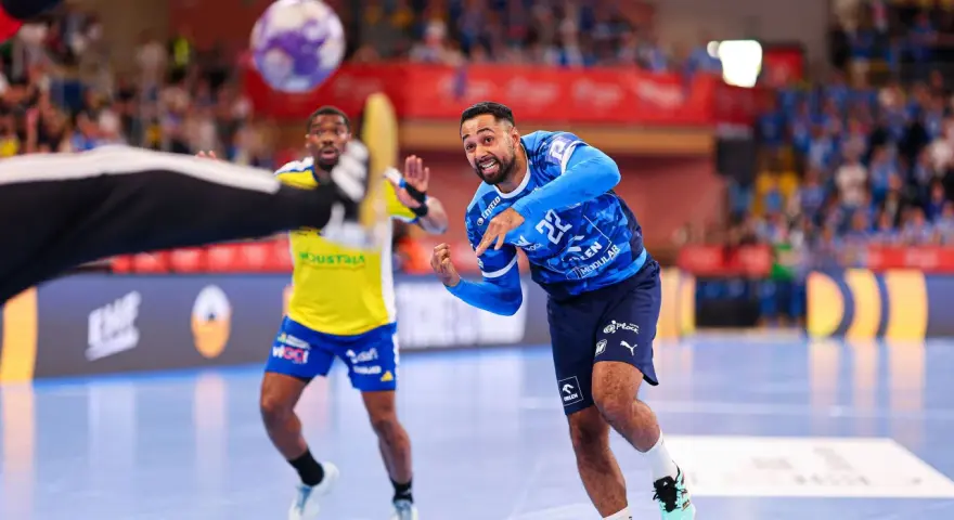 Piłkarz ręczny Vive Kielce w akcji. Sprawdźcie vive kielce liga mistrzów terminarz, by nie przegapić kolejnych emocji!