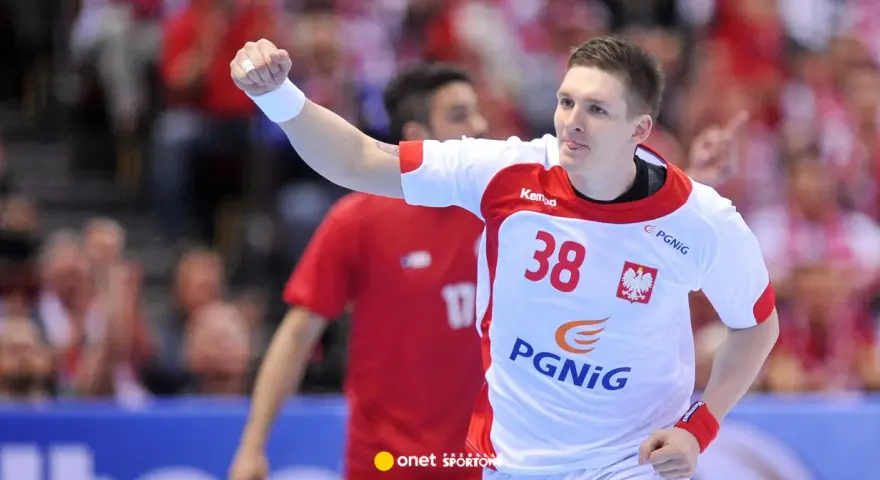 Łukasz Gierak, numer 38, w białej koszulce z orłem, świętuje zdobycie punktu.