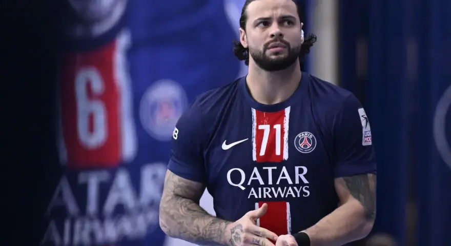 Elohim Prandi, zawodnik PSG, w koszulce z numerem 71, z tatuażami na ramionach.