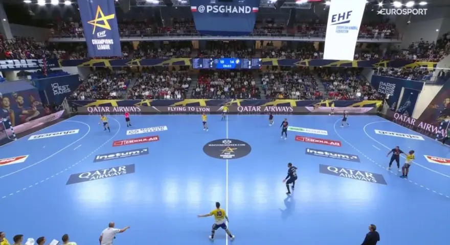 Mecz piłki ręcznej EHF Champions League, zawodnicy PSG walczą o zwycięstwo. Vive PSG!