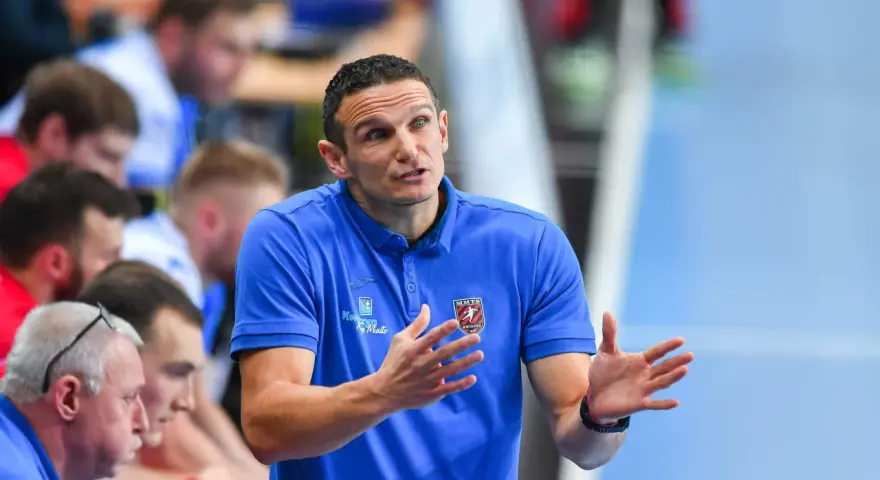 Bartłomiej Jaszka, trener MMTS Kwidzyn, gestykuluje podczas meczu.
