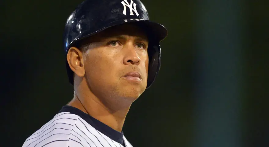 Portret Alexa Rodrigueza w kasku New York Yankees.