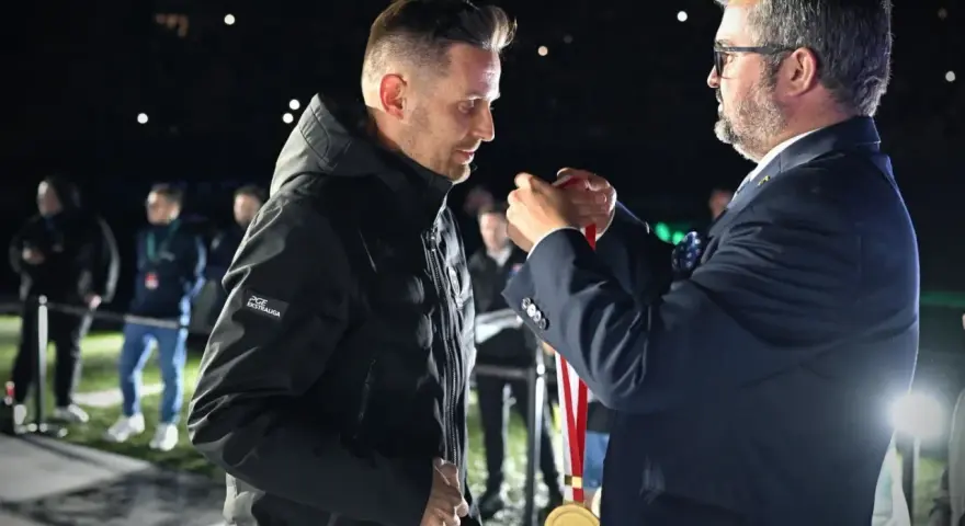Piotr Kępa odbiera medal podczas ceremonii.