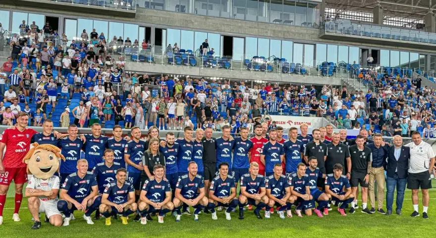 Drużyna Orlen Wisła Płock z kibicami na stadionie.